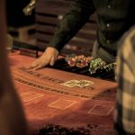Pokerové žetóny a karty na hracom stole