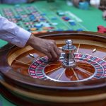 Európske ruletové koleso s guličkou na nule